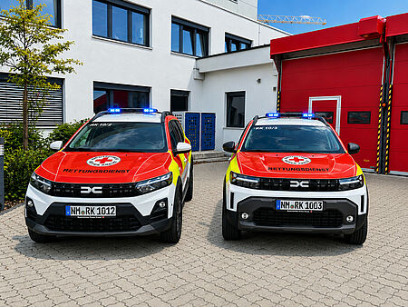 zwei neue Einsatzfahrzeuge für den Einsatzleiter Rettungsdienst vor dem BRK KV Neumarkt mit blinkenden Blaulichtern