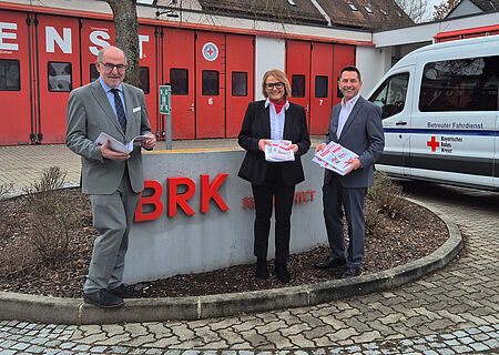 BRK-Kreisvorsitzender Landrat Willibald Gailler, stv. BRK-Kreisgeschäftsführerin Jutta Birkl und BRK-Kreisgeschäftsführer Klaus Zimmermann