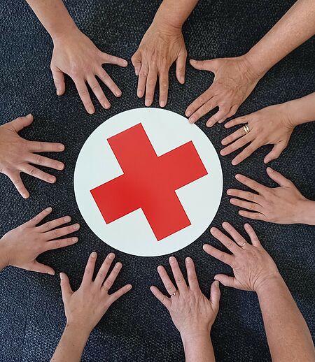 BRK Logo darum Hände